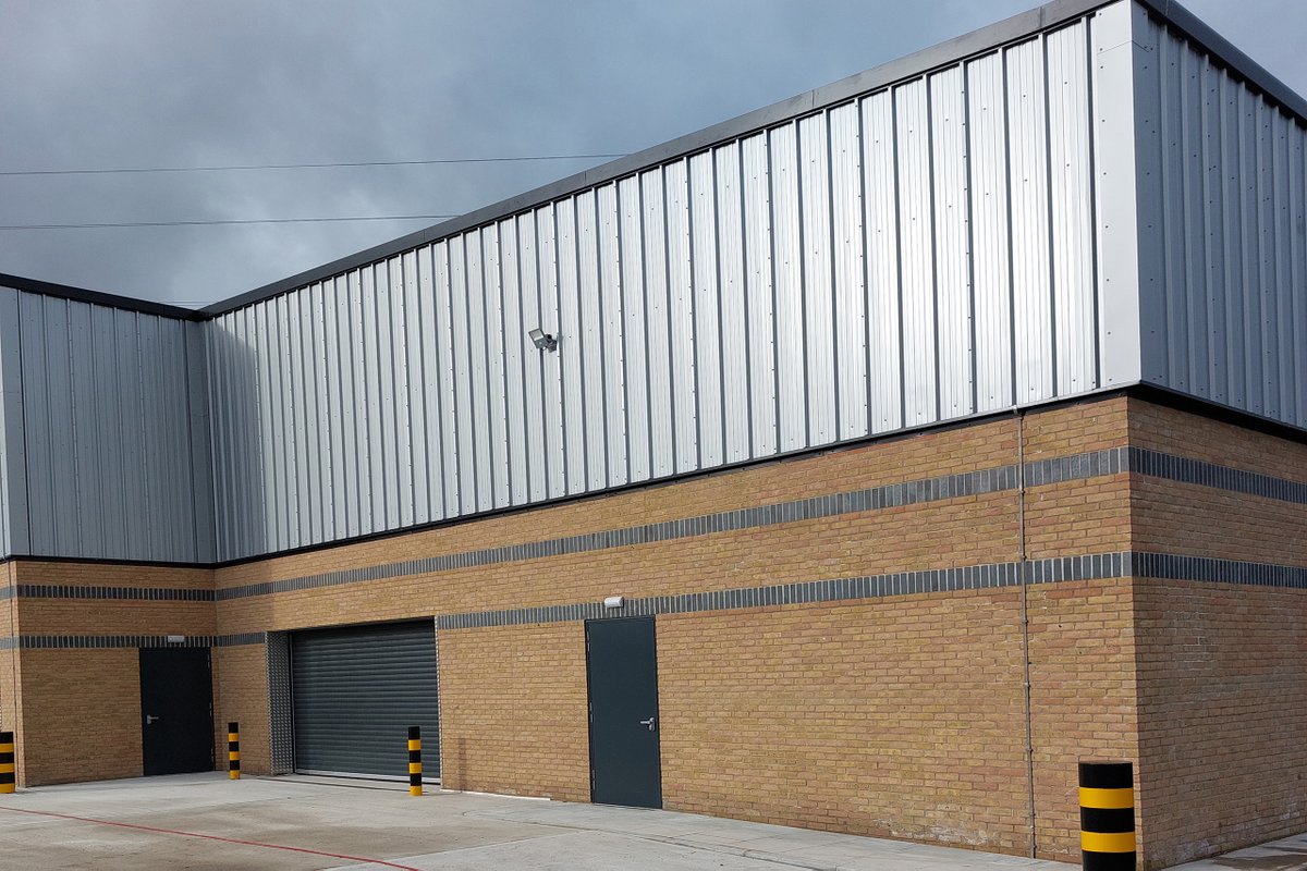 We are pleased to announce the completion of this pharmaceutical warehouse that incorporates state-of-the-art roof plant and solar panels, providing an eco-friendly solution.
Further project information can be read here: lnkd.in/eWydsktn
#loveconstruction #extension
