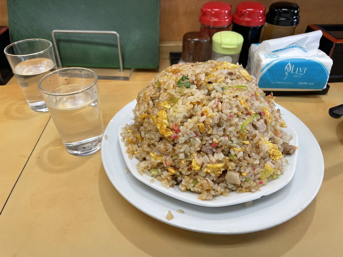 teo75166363's tweet photo. 八王子の大進亭ってとこ大盛りがすごいって聞いたけどこれはおかわり出来やんわw
ちなみに回鍋肉これでハーフらしいです... https://t.co/qa1IPWFPUT