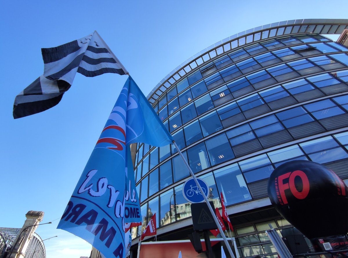 SuGe_SNCF's tweet photo. Qui dit manif, dit #gwennhadu !
Y a toujours un drapeau breton.
Petit coucou aux CRS coincés dans le sas d'entrée "des fois que" 😏
#pascontents
#sncf
#SuGe
#SûretéFerroviaire https://t.co/miiS8ZxWo4