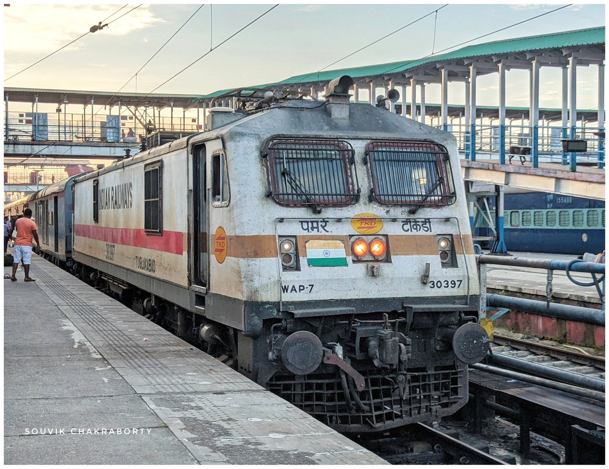 Longest Daily Running Train of India 15909 Dibrugarh - Largarh Avadh Assam Express with Tughlakabad WAP7 standing at NJP 

#IndianRailways 
#NFRailEnthusiasts 
@RailNf @drm_tsk @drm_kir @drmbikaner 
@NFR_Enthusiasts