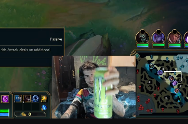 razorkismo_'s tweet photo. un porro en una mano y en la otra un monster mientras juega al lol a las 11 de la mañana. Para muchos un ídolo y para mi tambien https://t.co/LNwmXDu1oo