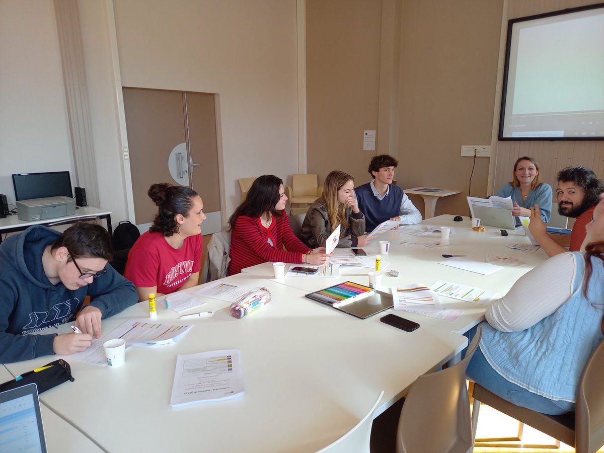 Les élus <a href="/CAVL_Limoges/">CAVL Limoges</a> <a href="/aclimoges/">Académie de Limoges</a> en pleine préparation de l'émission Escapade "comment s'épanouir pleinement à l'université de Limoges". 
En direct aujourd'hui 14h55.