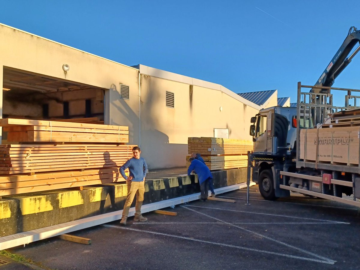 lycee_sud's tweet photo. #BacPro #Technicien #Constructeur #Bois 
7h45, livraison de bois pour les projets de fin d'année : pergola, extension de maison, terrasse, pigeonnier etc...
@ABisagni @AcBordeaux @al_rousset @DsdenGironde @education_gouv @GRETA_CFA_Aquit @NBelloubet @GabrielAttal https://t.co/y9Vo2uCxUb