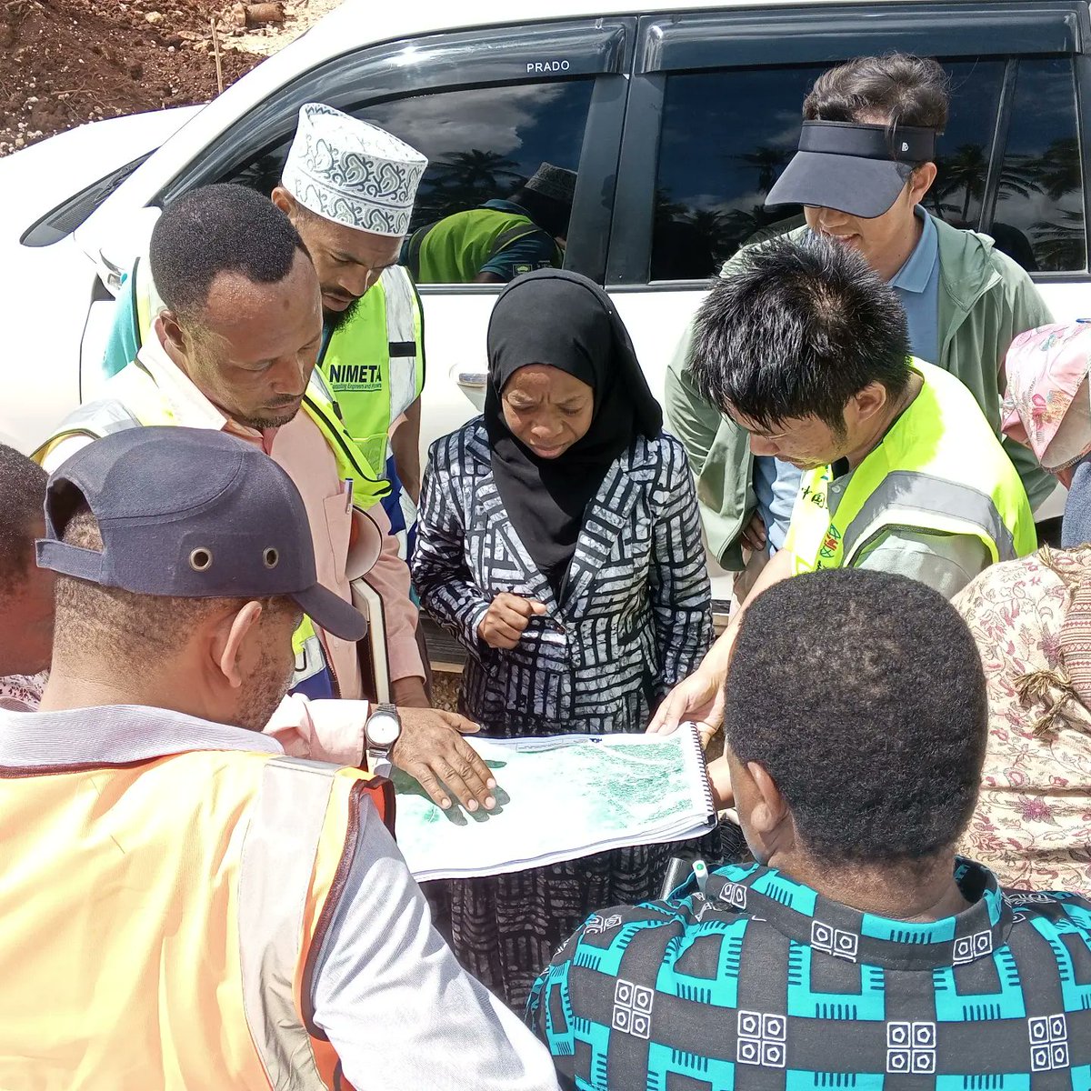 Uongozi wa Wizara ya Biashara wakiongozwa na Katibu Mkuu wa Wizara hiyo, Ndugu Fatma Mabrouk Khamis wamefanya ziara ya kutembelea Mradi wa Maendeleo ya barabara yenye urefu wa kilomita nane (8) unaoendelea kujengwa katika mtaa wa Viwanda Dunga Zuze,