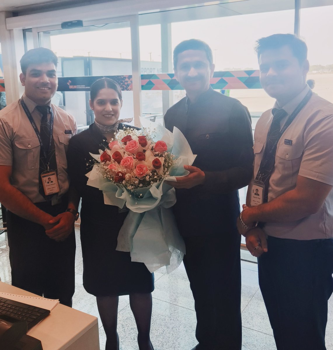 Presented this bouquet of pretty flowers to the Supervisor and her team who are incharge of boarding at Gate 33 of @DelhiAirport T1 before flying off to #Bengaluru today. They represent the dynamic energy of young India. I am privileged to be doing my own little bit... @IndiGo6E