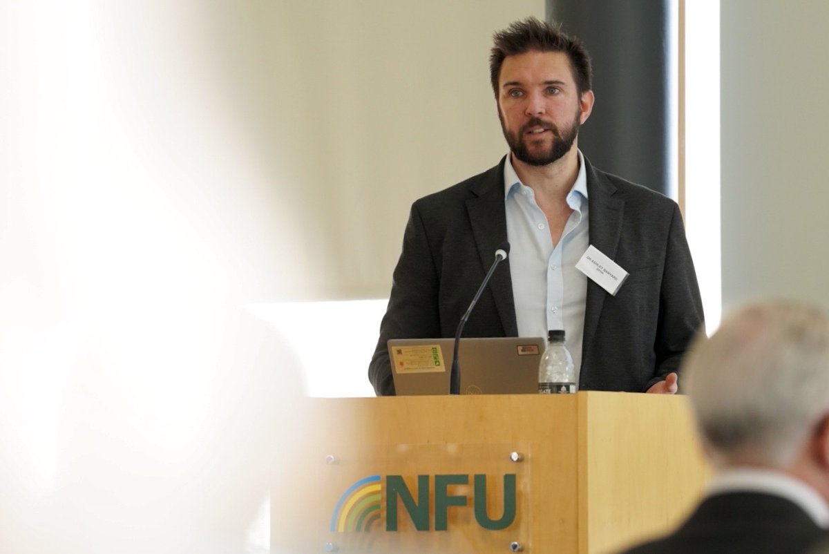 Our second @NFU_Poultry Research Seminar speaker is Prof Ash Banyard from @APHAgovuk outlining the FluMAP and FluTrailMap AI #research projects, including virus evolution, biosecurity application, and prevalence & immune response in wild birds #poultry