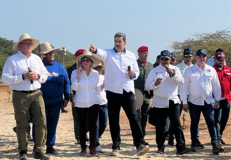 fedezulia_'s tweet photo. Visita de nuestro Comandante Presidente @NicolasMaduro a la entrega del Parque Ana María Campos. Estado  Zulia
@_LaAvanzadora @ContactoFede @gladysbarretom @penelopelour
@CDCEZULIA https://t.co/zSrXv1kEtt