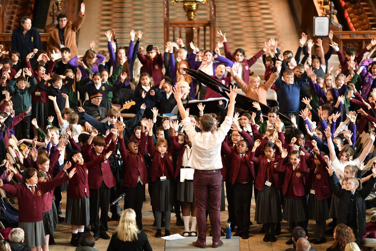Last week, we had the pleasure of hearing over 200 local school children performing the world premiere of @ALEstrangeMusic's TO BE A SAINT!, celebrating the 40th anniversary of the relationship between @pborocathedral and The Worshipful Company of Plaisterers 🎶 📸 David Lowndes