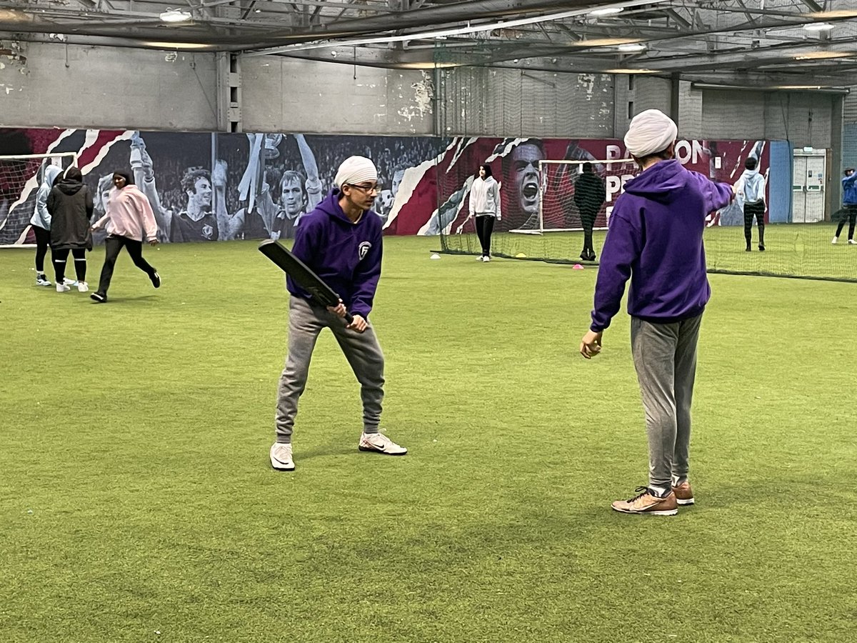 KESSPB's tweet photo. Working on our batting skills in our cricket coaching masterclass with @WarwickshireCF 

Great job @NishkamPE @Holte_School @Heartlands_Acad 
@YourSchoolGames @YouthSportTrust https://t.co/mCOH0ihy0y