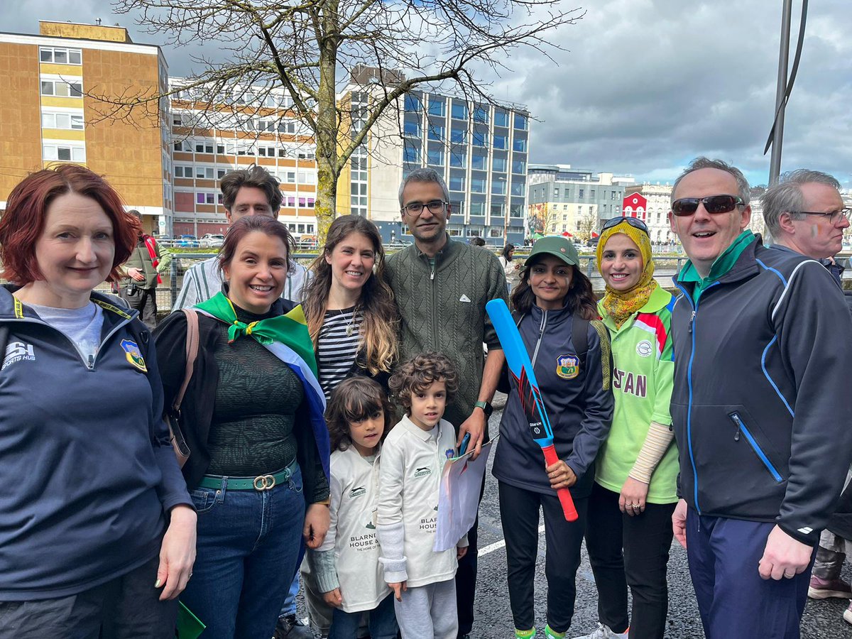 mutahira_lone's tweet photo. Amazing @UCC representation at #Cork #patricksday parade with @ASNeuro @roisinlaubs @isen_gard  @JatinNagpal87 @StephenUCCPharm and Dr Sahara Nankan @Cork_CountyCC. Great to have @MScAnatUCC students participate too https://t.co/5P9PXcZwAA