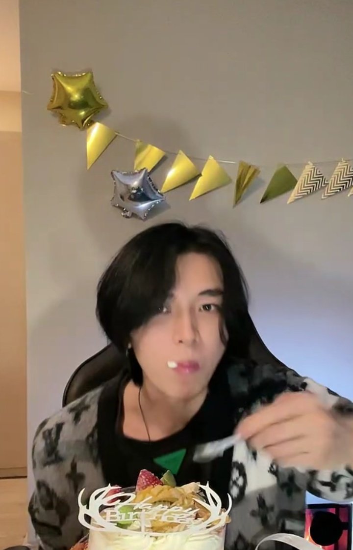 Primera vez que no me pierdo el live de Yugeng en Weibo 
Happy birthday CYG haces que mis días valgan la pena
Deseo que este cumpleaños 🎂 sea el mejor y te mando los mejores deseos 🎉
#Crayon #陈誉庚 #เฉินอวี้เกิง  
#CHENYUGENG #천위겅
