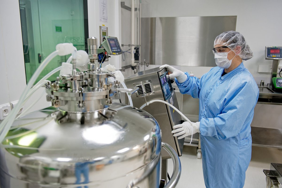 CentAmerGroup's tweet photo. Costa Rica has emerged as a global hotspot for pharmaceutical manufacturing, driven by innovation, collaboration, and strategic advantages.  #CostaRica #Pharmaceuticals #Innovation 
https://t.co/cS85vsuJyu https://t.co/9rxGDZdpoo