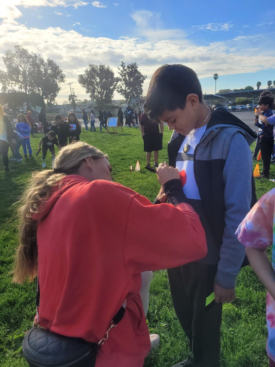 Laulauga Tausaga-Collins and Annie Kunz brought excitement to Leonardo Da Vinci Health Sciences Charter School Olympic Day Run With Us! Event last Friday. • usatffoundation.org/laulauga-tausa…