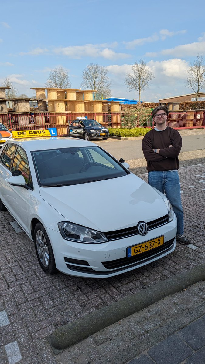 RijschooldeGeus's tweet photo. Geslaagd, ook Floris mag het roze pasje aan gaan vragen bij het gemeentehuis. Prima examenrit laten zien 👌. Netjes gedaan, veel rijplezier en van harte gefeliciteerd Floris Kuipers 💪👊 https://t.co/JBWfPICsjU