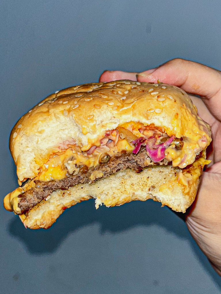 skinbrotha's tweet photo. KEMANA AJA BARU COBA BURGER INDOMARET TERNYATA ENAK BANGET😭😭😭😭😭 wajib coba beef cheese burgernya!

Harganya mulai 20ribuan tapi sangat TASTY, pattynya cukup juicy, rotinya empuk, sayurannya fresh GA PELIT💯

Fix bakal REPEAT ORDER trying another menu… kalian udh coba belum? https://t.co/vQz6WfZ1pj