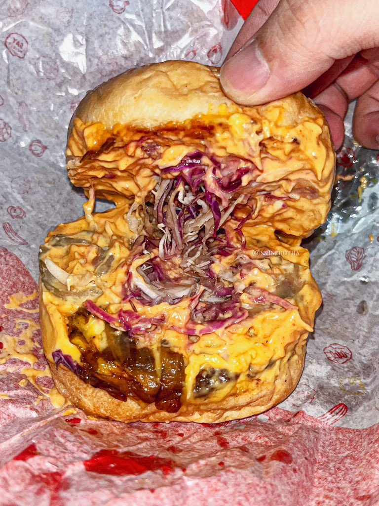 skinbrotha's tweet photo. KEMANA AJA BARU COBA BURGER INDOMARET TERNYATA ENAK BANGET😭😭😭😭😭 wajib coba beef cheese burgernya!

Harganya mulai 20ribuan tapi sangat TASTY, pattynya cukup juicy, rotinya empuk, sayurannya fresh GA PELIT💯

Fix bakal REPEAT ORDER trying another menu… kalian udh coba belum? https://t.co/vQz6WfZ1pj