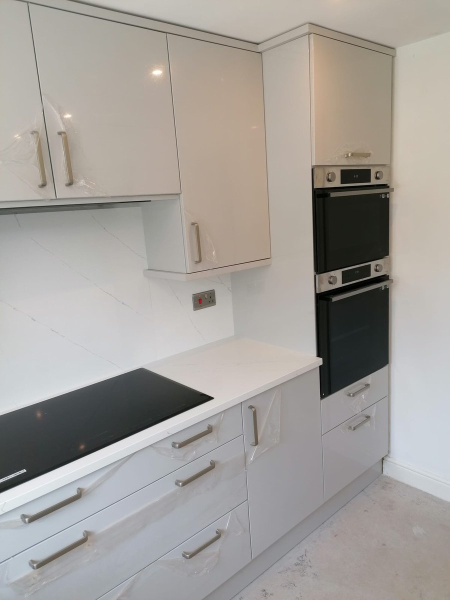 abbeykitsandbed's tweet photo. Zola light grey gloss kitchen with @itastone Staturio Ice quartz worktops and tall upstands 👌 https://t.co/Z7oIAI3F9l