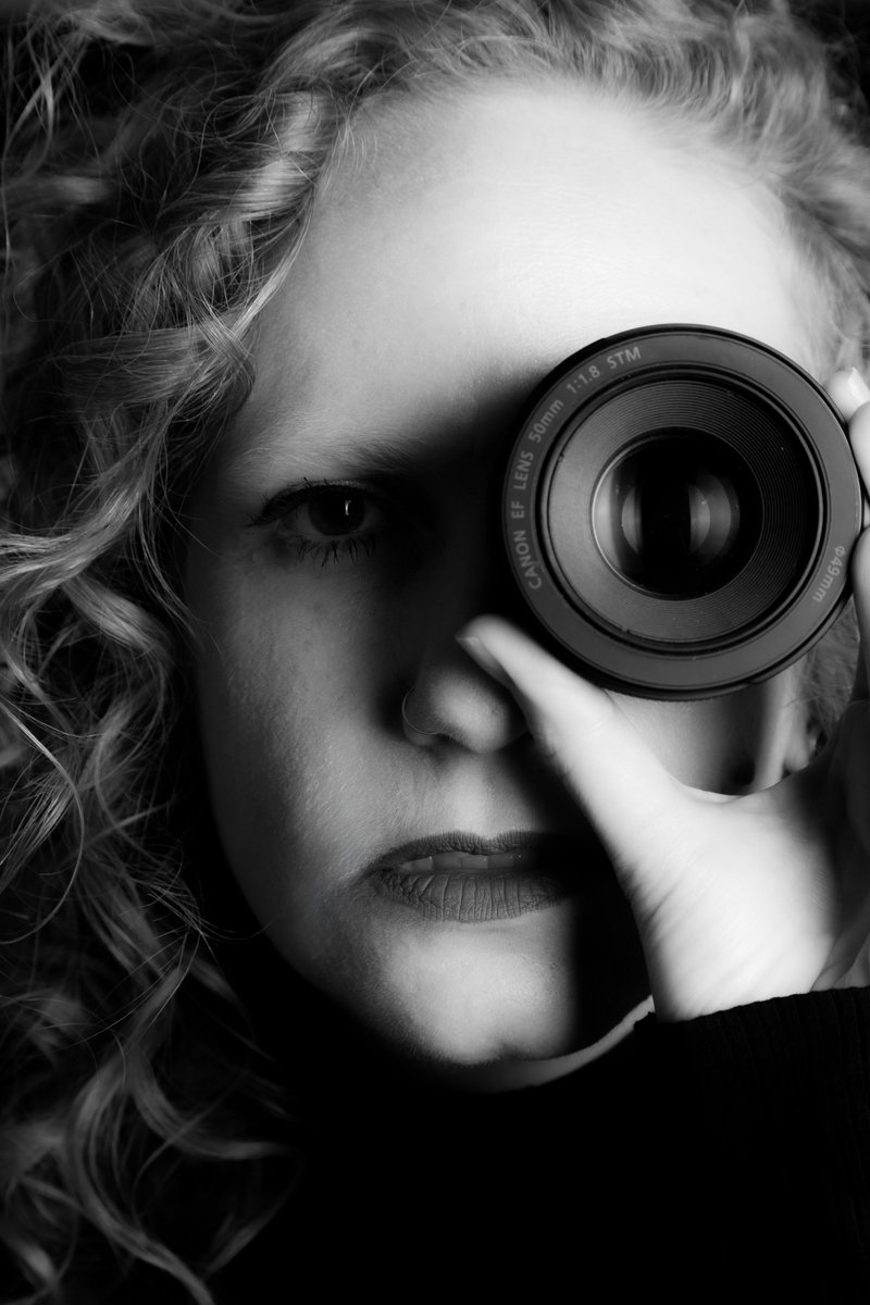 Picture This! Camera Shots TIPA PHOTO CONTEST - The winners Photo: Iaci Lopes Title: Self Portrait 2023 Category: My camera and I Honorable Mention tipa.com/picture-this-c…