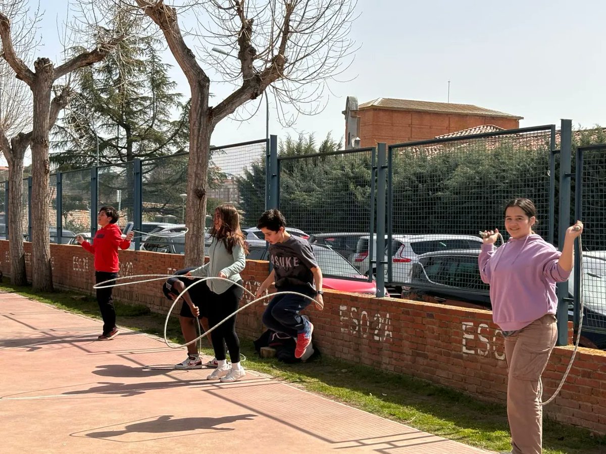 iesalonsodemad1's tweet photo. Os vamos a ir dejando imágenes de #FeriaDeLaPuntería que estamos celebrando esta semana. Gracias al departamento de E.F por organizarla y al alumnado de 4°ESO por estar ahí. https://t.co/zkusf2mnLl