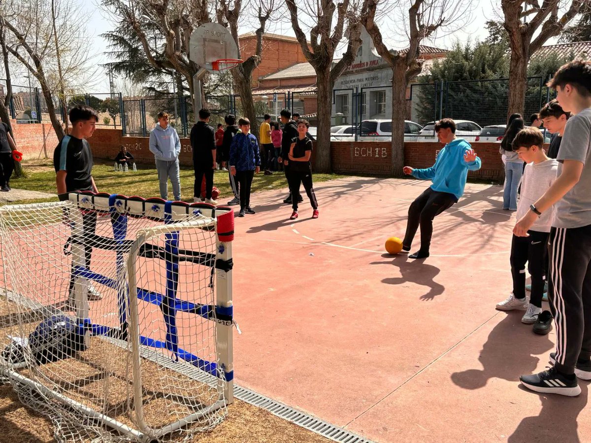 iesalonsodemad1's tweet photo. Os vamos a ir dejando imágenes de #FeriaDeLaPuntería que estamos celebrando esta semana. Gracias al departamento de E.F por organizarla y al alumnado de 4°ESO por estar ahí. https://t.co/zkusf2mnLl
