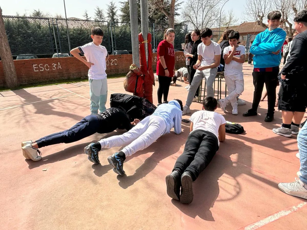 iesalonsodemad1's tweet photo. Os vamos a ir dejando imágenes de #FeriaDeLaPuntería que estamos celebrando esta semana. Gracias al departamento de E.F por organizarla y al alumnado de 4°ESO por estar ahí. https://t.co/zkusf2mnLl