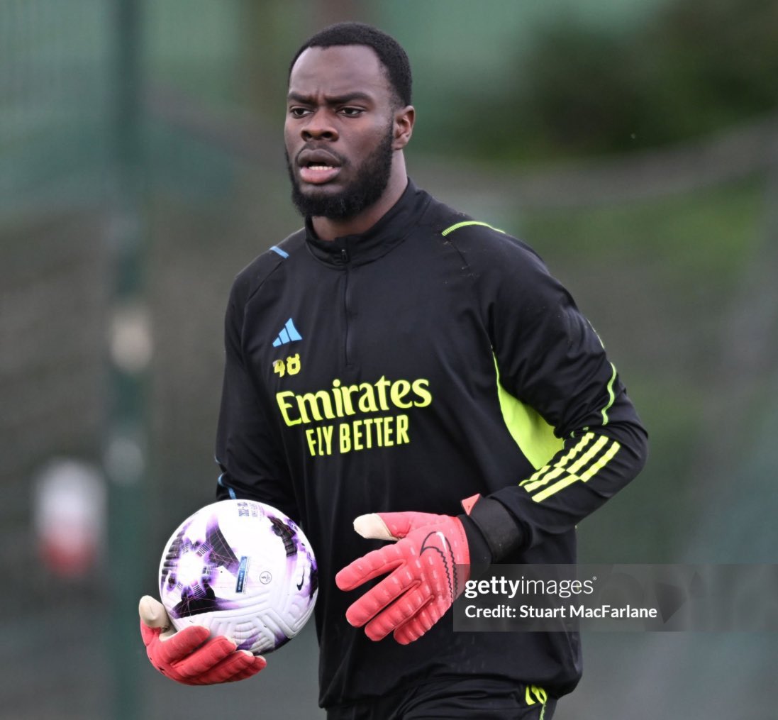 EspacioGunner's tweet photo. 🧤 |  El portero del Arsenal, Ovie Ejeheri, de 15 años, se entrenó hoy con el primer equipo con todos los porteros veteranos en servicio internacional.

15 años desde su cuarto divorcio debe ser https://t.co/35MabUXMwI
