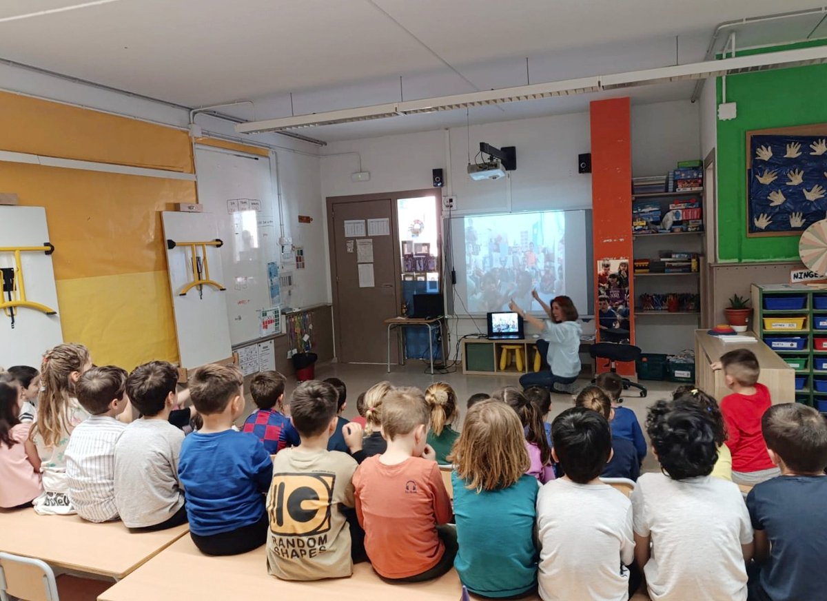 Avui l'alumnat d'I5 ha realitzat una videoconferència amb una altra escola de l'Illa de la Reunió, ens hem saludat i hem ballat conjuntament. Una experiència molt divertida del projecte eTwinning!
