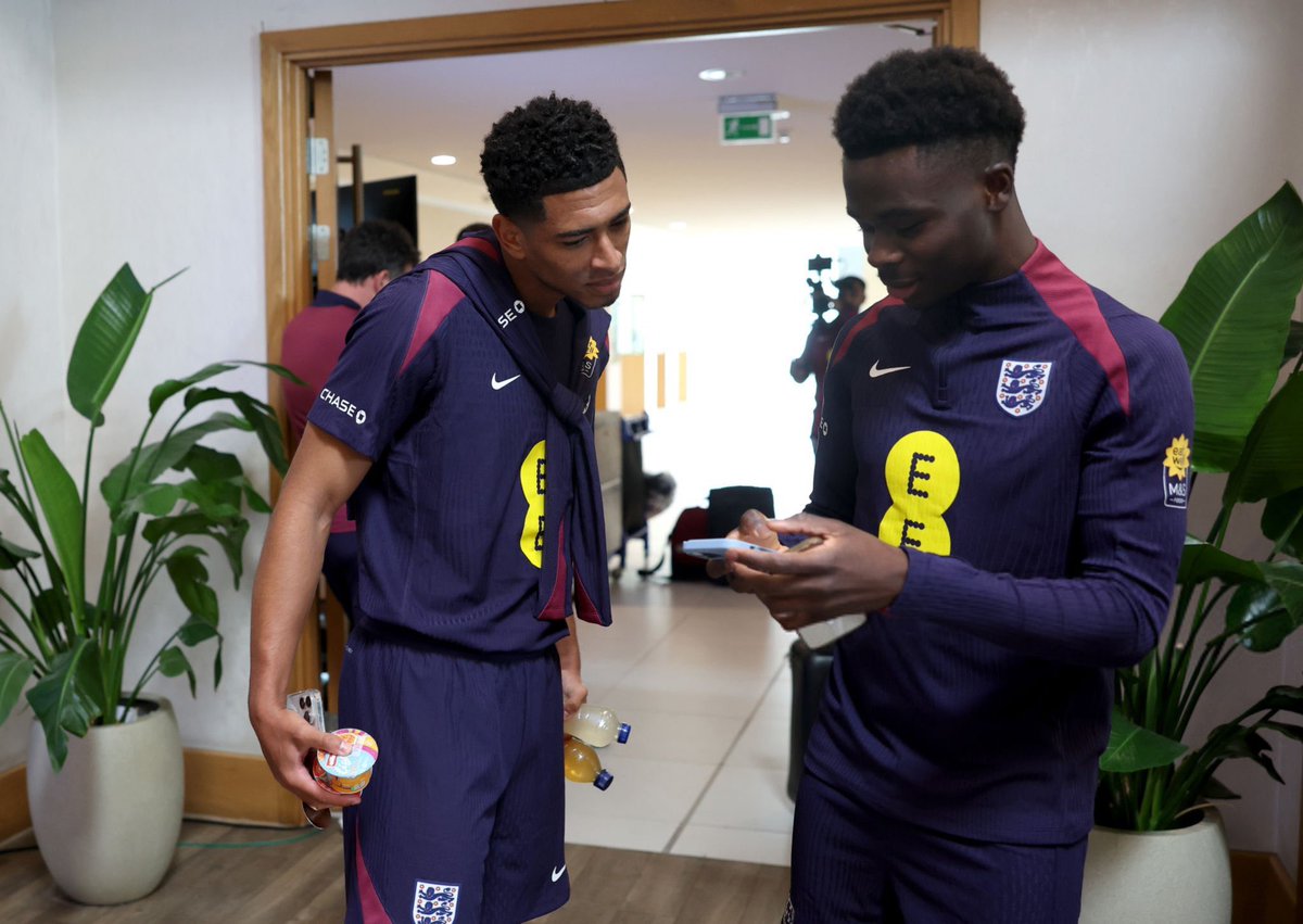afcstuff's tweet image. Jude Bellingham 🤝 Bukayo Saka. 🦁