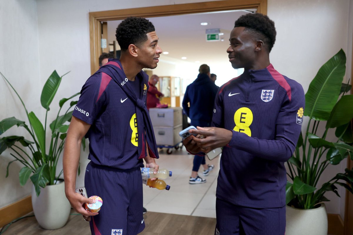afcstuff's tweet image. Jude Bellingham 🤝 Bukayo Saka. 🦁