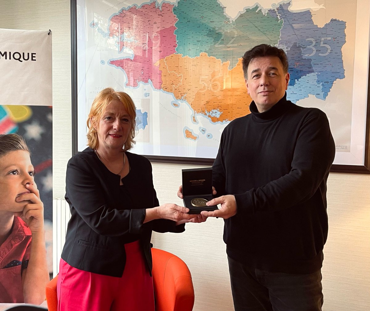 acrennes's tweet photo. Distinction | Le Recteur @emmanuel_ethis a reçu Madame Françoise Le Brozec, Adjointe au Directeur Académique des Côtes d'Armor, avant son départ en retraite
➡ À cette occasion, il lui a remis officiellement la médaille de l'académie https://t.co/LSvPgeVkgE