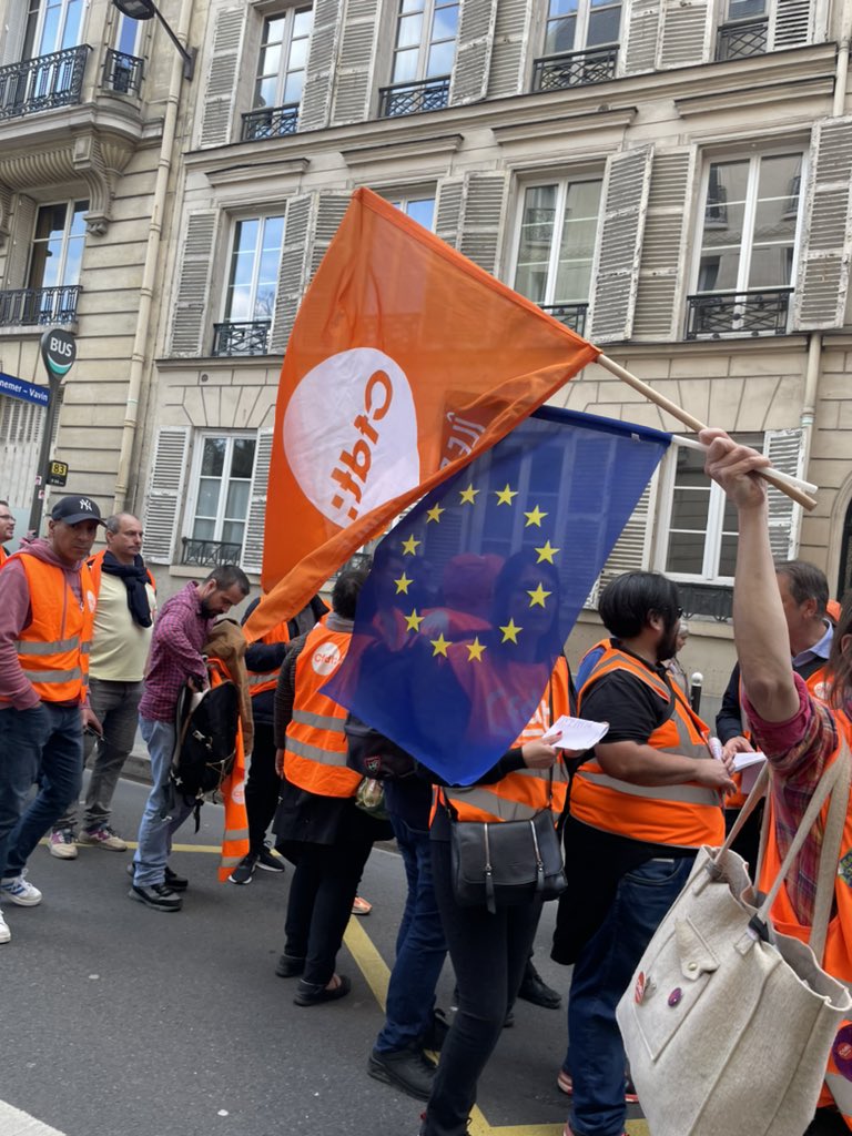 badiaa_souidi's tweet image. Dans la rue ce #19mars pour réclamer l’ouverture de négociations sur les rémunérations et les perspectives de carrières dans la fonction publique. Il y a urgence à revaloriser les salaires des fonctionnaires pour leur donner le pouvoir de vivre dignement de leur travail @CFDT_IDF