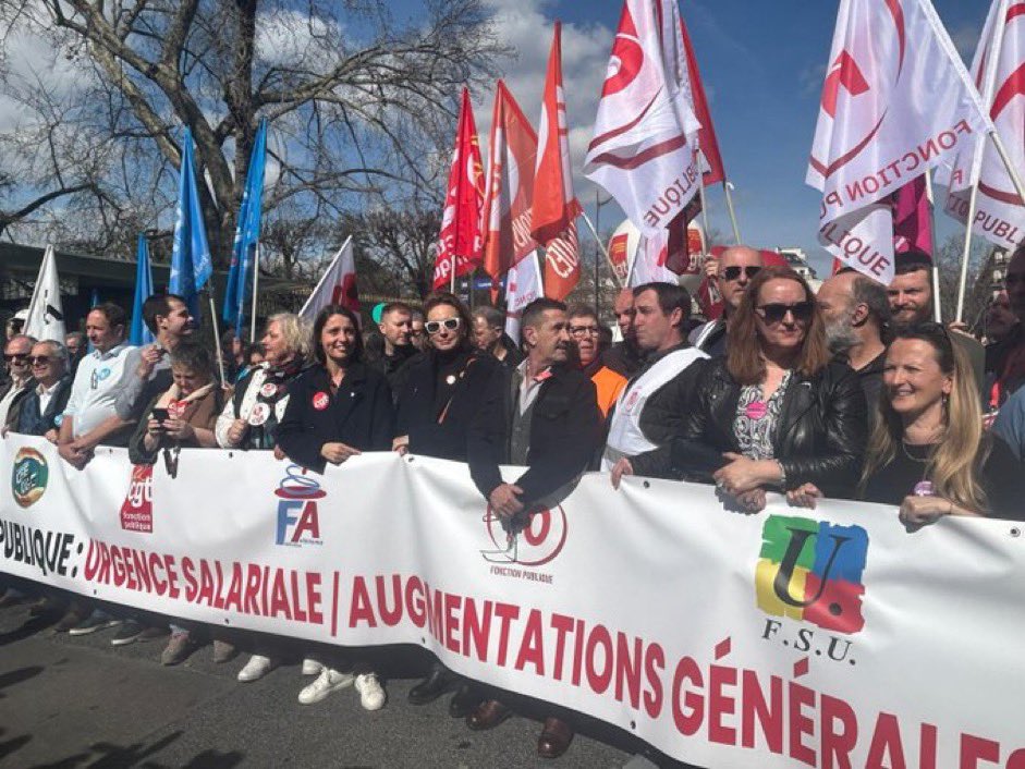 badiaa_souidi's tweet image. Dans la rue ce #19mars pour réclamer l’ouverture de négociations sur les rémunérations et les perspectives de carrières dans la fonction publique. Il y a urgence à revaloriser les salaires des fonctionnaires pour leur donner le pouvoir de vivre dignement de leur travail @CFDT_IDF