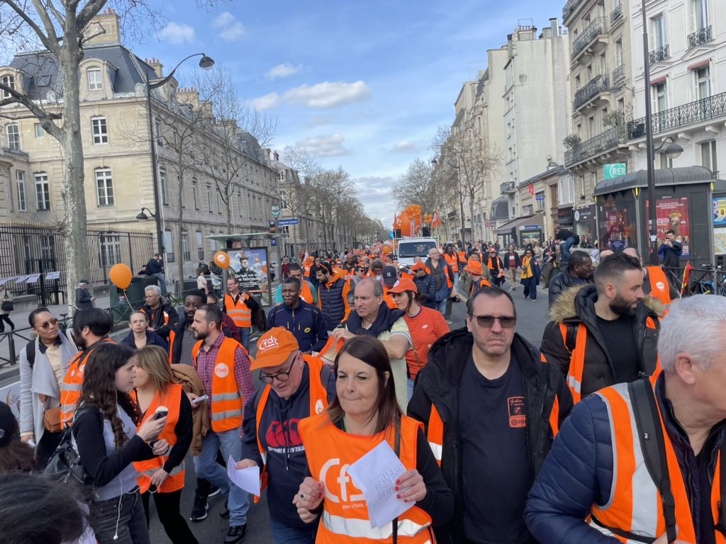 badiaa_souidi's tweet image. Dans la rue ce #19mars pour réclamer l’ouverture de négociations sur les rémunérations et les perspectives de carrières dans la fonction publique. Il y a urgence à revaloriser les salaires des fonctionnaires pour leur donner le pouvoir de vivre dignement de leur travail @CFDT_IDF