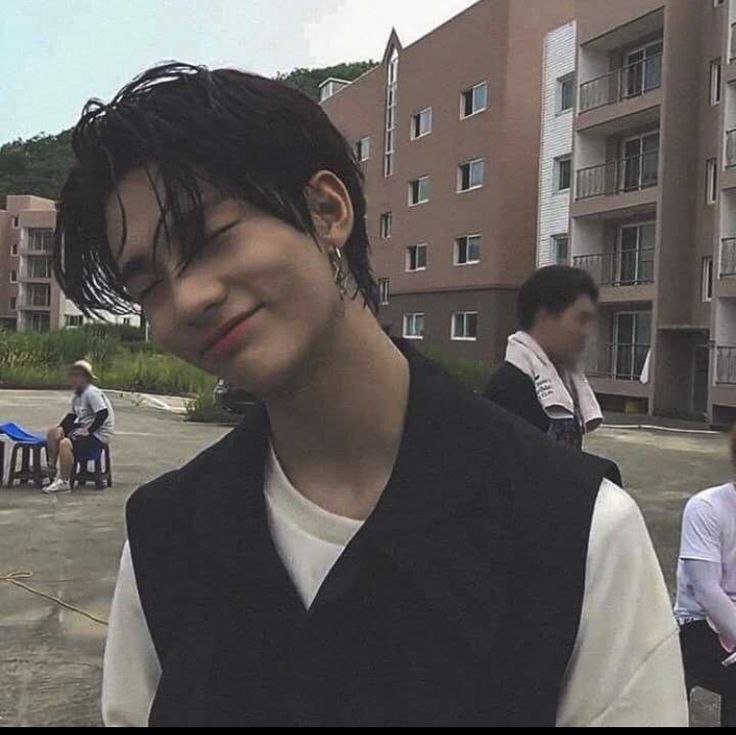 UZigaleva's tweet photo. Happy birthday Hyunjin our beloved prince🖤🤍🎉
Be healthy as long as possible, both mentally and physically.
Enjoy your life and be happy
MILLENNIUM IDOL HYUNJIN 
#달이_눈부신_현진이의_생일
#NationsPrinceHyunjinDay
#HappyHyunjinDay 
#Stray_kids https://t.co/MGNFlG4L46