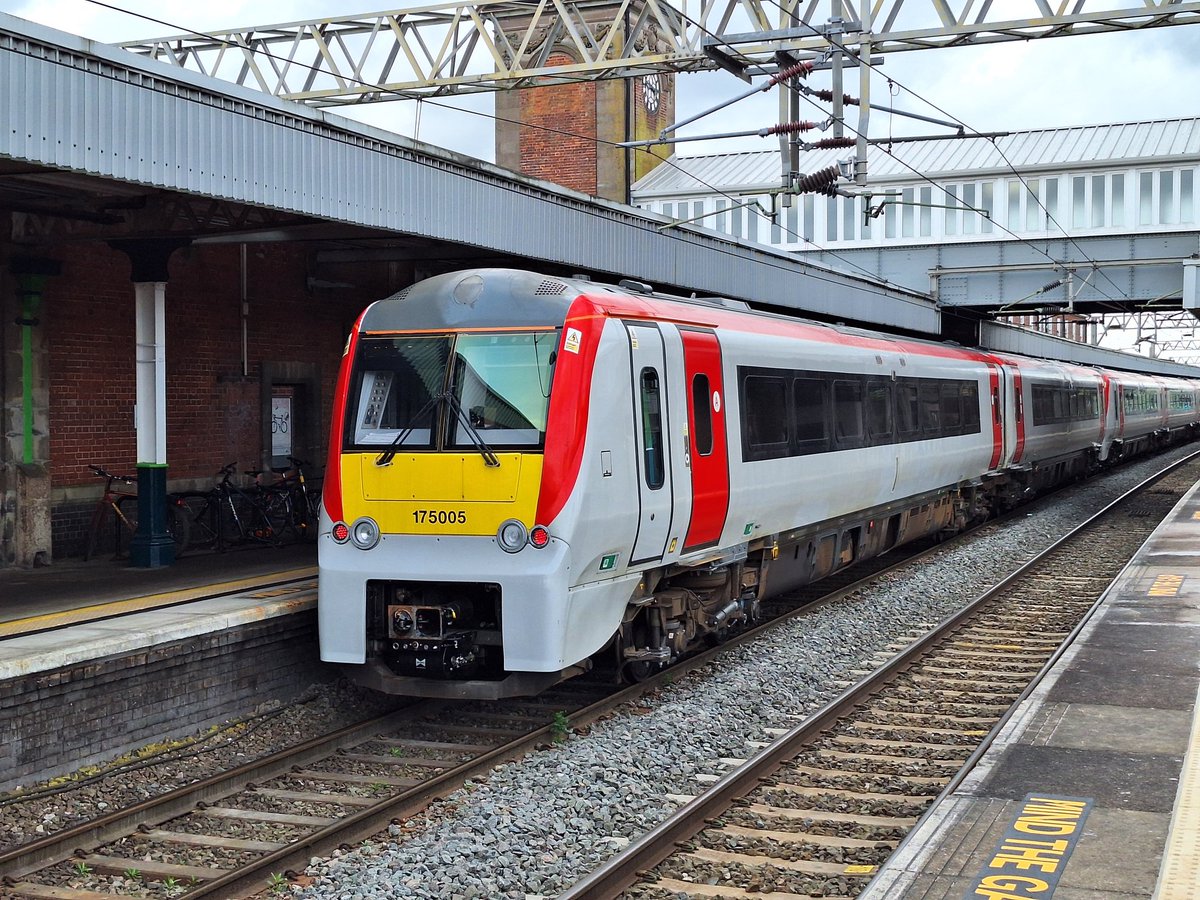 RobJaco12086661's tweet image. @NuneatonRailway 5Q46 Landore Jct to Ely Papworth with class 175 104 &amp;amp; 005 at Nuneaton 19Mar24 #class175 #trains