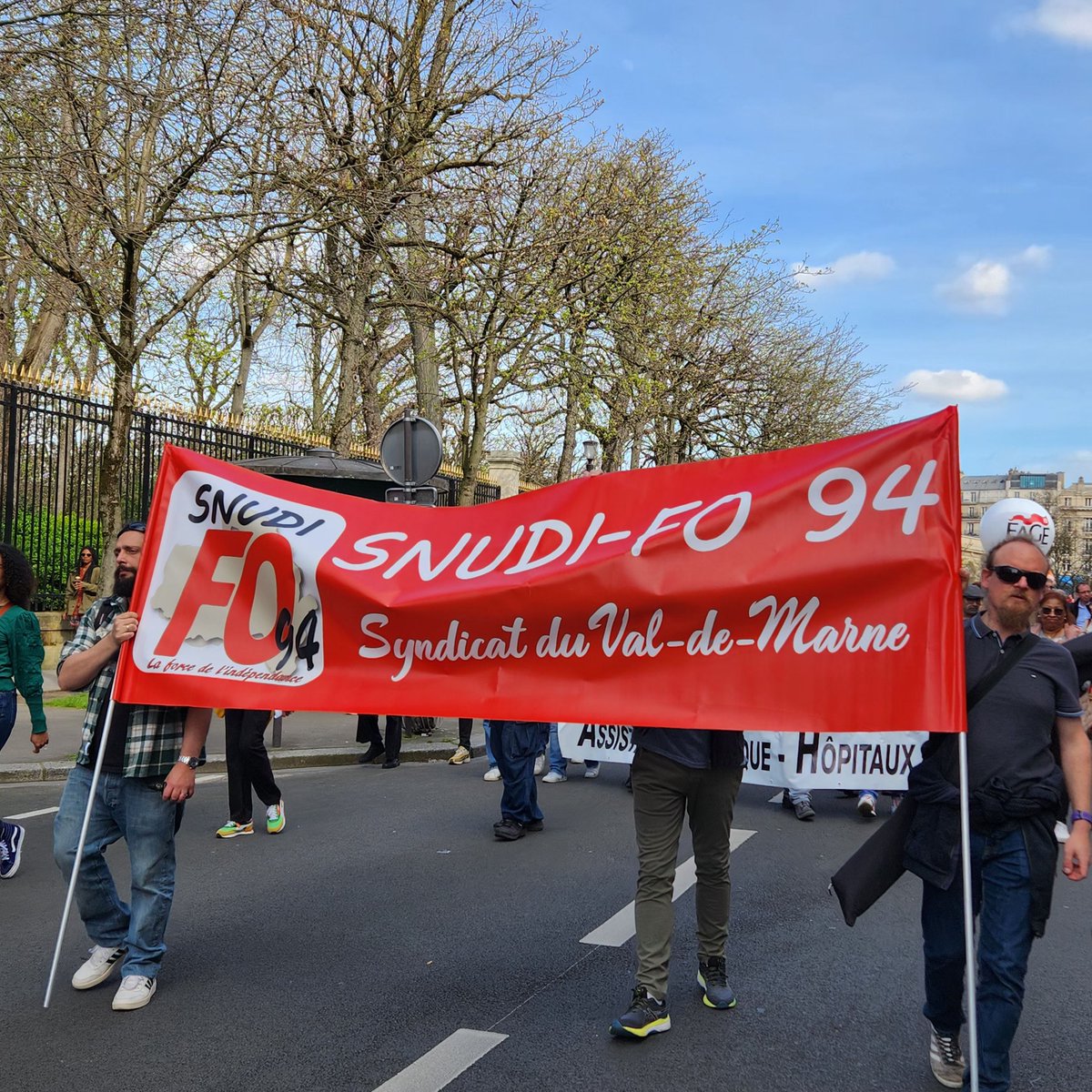 force_ouvriere's tweet image. #19mars Mobilisation à Paris pour la défense des #salaires des agents de la #fonctionpublique. Toujours déterminés et mobilisés avec FO!