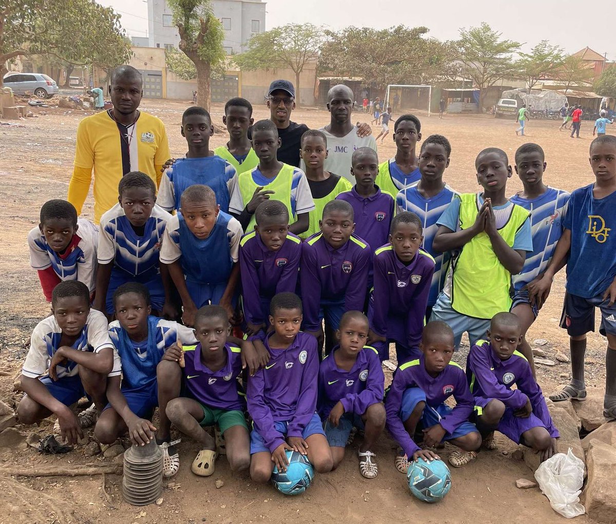 🚨HUMANITAIRE🚨 Comme chaque année nous profitons d’un voyage de l’un de nos adhérents pour faire quelques dons de maillots, chasubles… aux enfants. Cette saison les dons ont atterri au Mali 🇲🇱, Sénégal 🇸🇳 et Côte d’Ivoire 🇨🇮 ✅✅ Merci à ceux qui ont participé au projet 👏👏