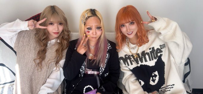 今日はぶーちゃんねるの撮影で おなじみ愛内アイラちゃん😉  そしてAIKAにゲスト出演で来てもらいました😘  女子会みたいで楽しかった❤️ https://t.co/7477q0EhBk