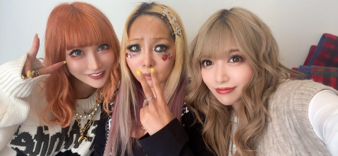 今日はぶーちゃんねるの撮影で おなじみ愛内アイラちゃん😉  そしてAIKAにゲスト出演で来てもらいました😘  女子会みたいで楽しかった❤️ https://t.co/7477q0EhBk