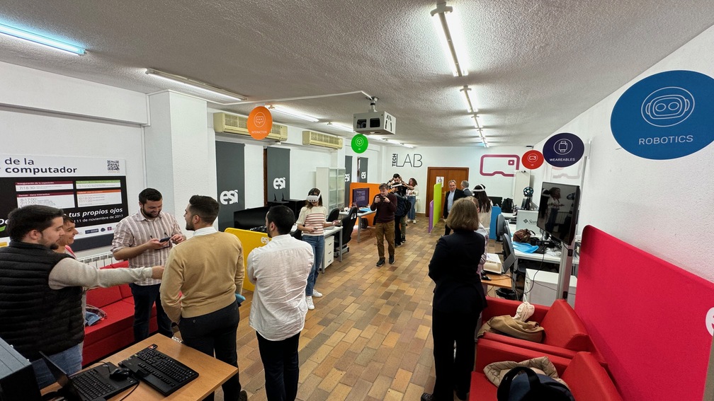 esiuclm's tweet photo. Socios del programa Erasmus+ procedentes de Lituania, Chipre, Italia, Portugal y España, visitaron hoy la @esiuclm en @uclm_es interesados por las líneas de trabajo en docencia e investigación sobre #RealidadVirtual

Conocieron experiencias del Máster U. en #Ingeniería #Informática y proyectos del Grupo @AIR_ESI sobre RV aplicada al deporte, la rehabilitación de miembros superiores, y la creación de espacios de compra inmersivos de última generación.
