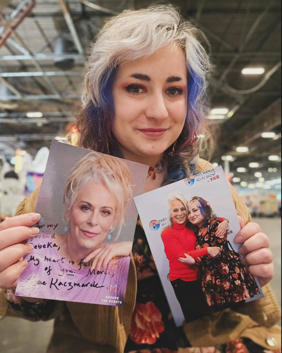 J'ai rencontré Jane Kaczmarek à la @ParisManga. C'est une femme incroyable ❤️ Qui a du peps💪 Je la remercie de m'avoir offert son petit foulard 🥹❤️ #malcominthemiddle #janekaczmarek #parismanga2024