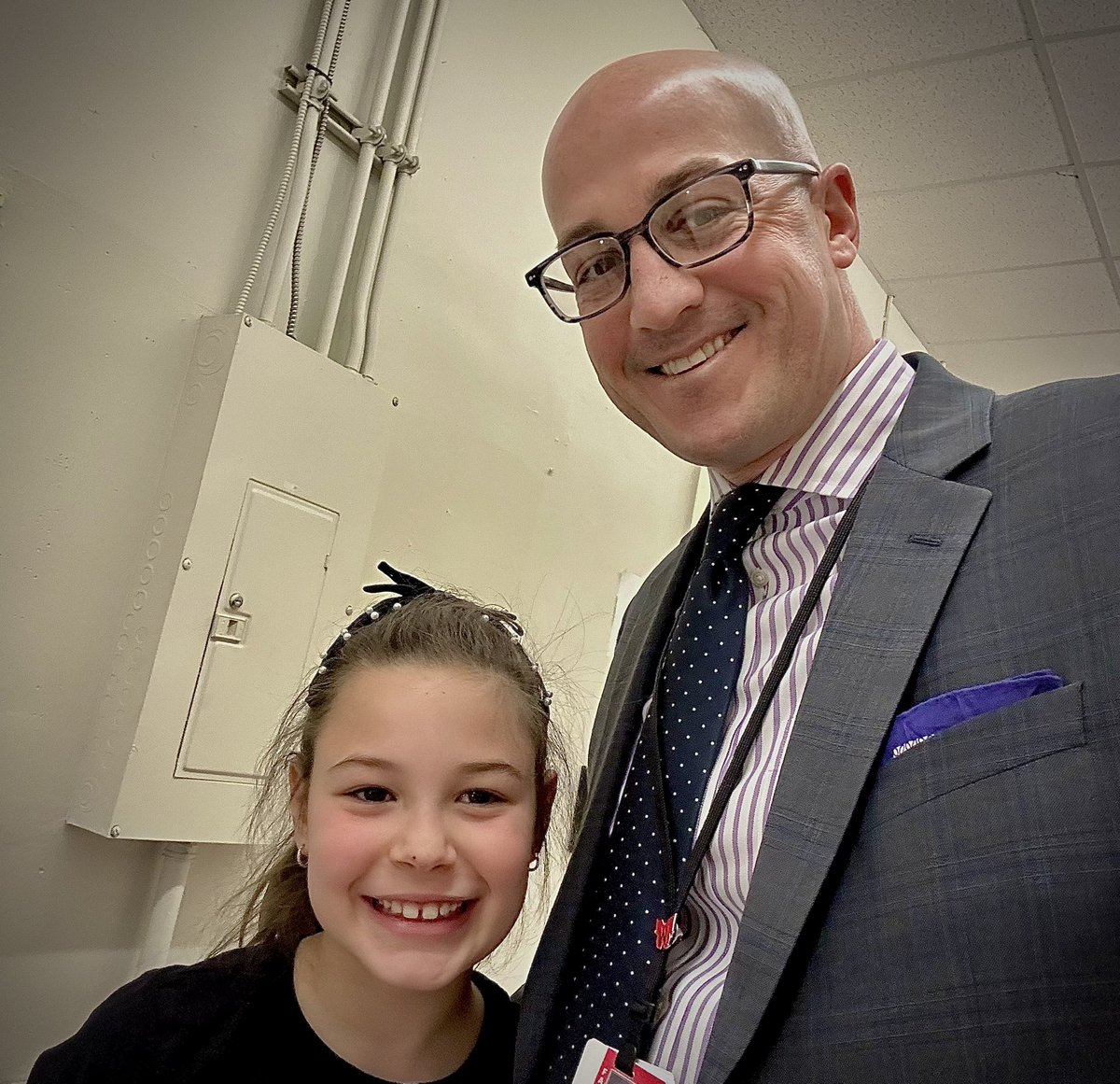 AsstSupBlmfld's tweet photo. Thank you @Franklin07003 for having me as your “Guest Judge” for your #OneBook Door Decorating Contest!@07003schools https://t.co/v9XpGDLeot