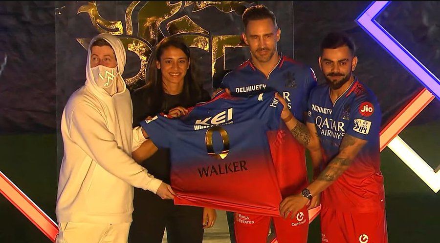 SandeepSadhukh7's tweet photo. Alan Walker received RCB Special "Walker" branded Jersey from the Team !! ❤
#TeamSide #RCBUnbox https://t.co/D5EPwCSf9z