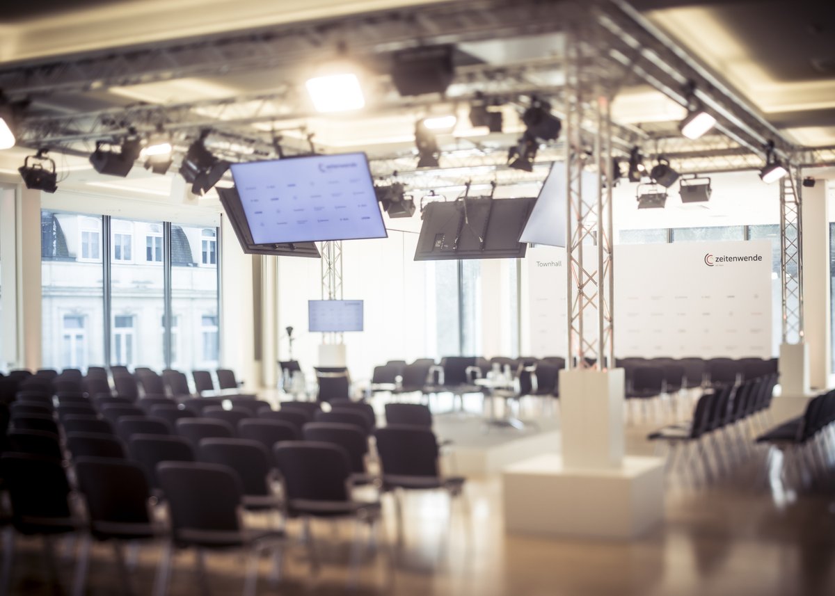 MunSecConf's tweet photo. ⁦Was bedeutet die Zeitenwende für die deutsche Wirtschaft? Was braucht sie? Wie kann sie unterstützen?

In Baden-Baden diskutieren das heute @DerDanyal, ⁦@GrimmVeronika, @W_Schmidt_, ⁦@MSCheusgen &amp; @smatthes mit Unternehmer:innen der #bbug.

⬇️ Live-Thread unter diesem Post. https://t.co/8pMKuqwKDm