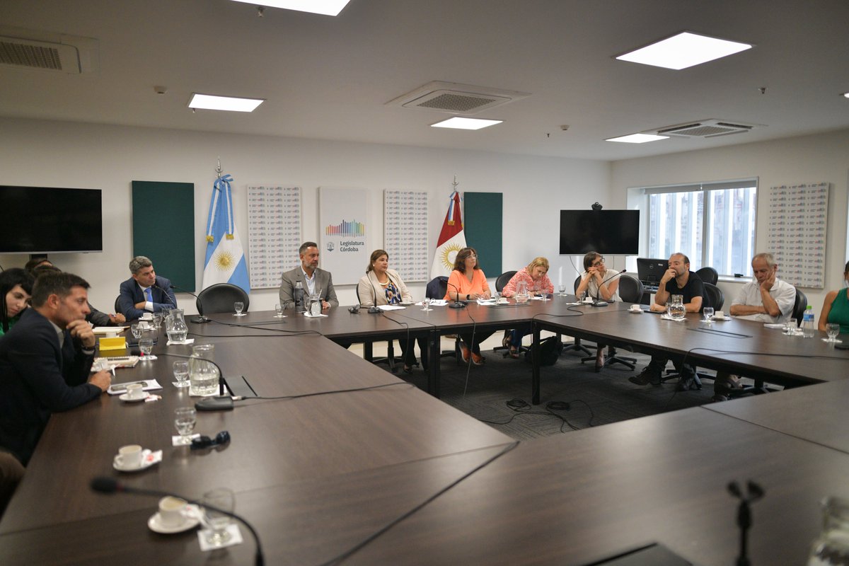 Por primera vez se conformó una mesa de trabajo con especialistas para fortalecer las políticas de prevención del delito y la violencia institucional. Se busca que asesore a la comisión de #Seguridad perfeccionando las políticas públicas desde el paradigma de la seguridad humana.