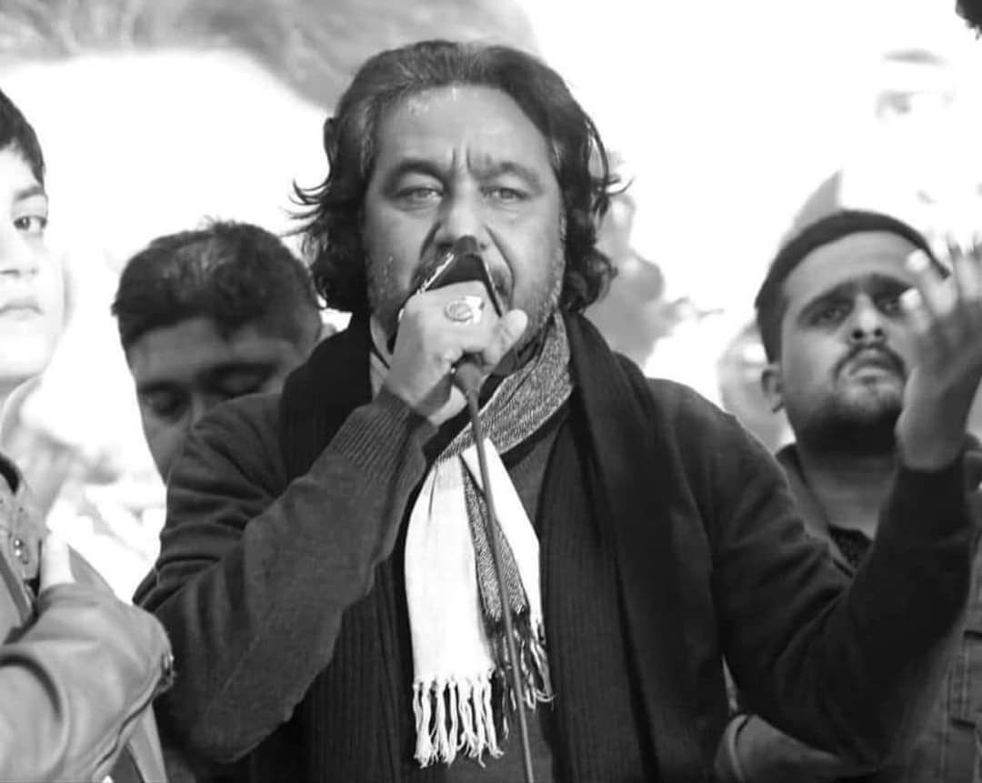 ridaFabidi's tweet photo. اکبر میں مرجاواں گی وطناں تے ویر آجا
 اک تحریر اُٹھائے. بولیں دربار میں آ کر
آج مہندی لاون آییاں 
غازی اٗٹھ ویکھ کہ تیریاں بہناں، اجڑ گیاں ویران

آہ نوحہ خوانی کا ایک عظیم باب بند ہوا 💔
انا للہ وانا الیہ راجعون 
مولا کے حوالے اصغر خاں صاحب 
مولا کریم درجات بلند فرمائیں
الہی آمین https://t.co/24s6QEaUuN