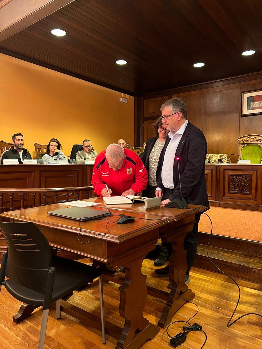 AtlBisbalenc's tweet photo. Ahir en Josep Font va rebre el premi al “Bisbalenc de l’any”, des del club no podem estar més contents ja que és un premi més que merescut. 
Gràcies a tothom que l’ha votat i gràcies a tu, Font, per tots aquests anys dedicats al nostre club, i els que queden! ❤️🤍 https://t.co/3MJbTEXAJI