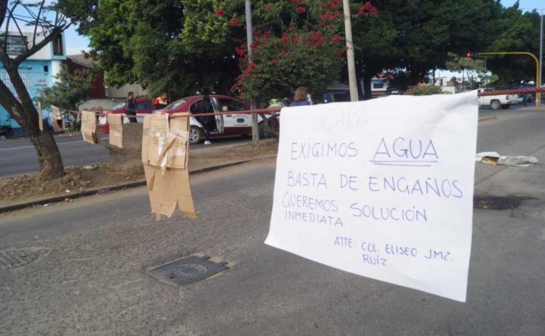 InquisidorOax's tweet photo. #Oaxaca GOBIERNO DE OAXACA GASTÓ 12 MILLONES EN ASESORÍA PARA COBRO DE AGUA EN PLENA CRISIS HÍDRICA; A FAVOR DE EMPRESA DE RECIENTE CREACIÓN

A través de la licitación LPE-SA-CA-0072-11/2023, el Gobierno del Estado de Oaxaca, pagó $11,999,999 por conducto de la Comisión Estatal del Agua para el Bienestar, por un servicio para el "diseño de un sistema de cobro a contribuyentes por el suministro del agua" a favor de la empresa "Corporativo en Servicios Profesionales Ausan S.A DE C.V." Empresa creada en 2022, la cual comenzó a recibir sus primeros contratos en el sexenio morenista.

Juan José Díaz Morales

En plena crisis del agua y sin enfocar esfuerzos al diseño de políticas públicas, planes de emergencia o programas eficaces para la distribución del agua potable a los hogares de los Oaxaqueños, el Gobierno del Estado de Oaxaca, prefirió destinar 12 millones de pesos al diseño de un "sistema de cobro a los contribuyentes por el suministro de agua potable", a favor de una empresa creada en 2022, y que a partir de la entrada de la 4T, comenzó a ganar contratos con el Gobierno Local, que proponer una solución eficaz partiendo de la base de un recurso millonario.

Conforme a los datos que arroja el procedimiento citado, la empresa "Corporativo en Servicios Profesionales Ausan S.A DE C.V", fue la única participante en el proceso licitatorio convocado por el Gobierno de Oaxaca. El acto de apertura de propuestas técnicas y económicas fue realizada el 15 de diciembre de 2023, en donde fungió como representante de la empresa el C. Francisco José Vásquez Ferrer. El 21 de diciembre de 2023, fue seleccionada como "ganadora", en un proceso con una sola propuesta.

La empresa fue constituida el 23 de febrero de 2022, en su historial solo cuenta, la ejecución de dos contratos de servicios a favor del Gobierno de Oaxaca, ambos realizados en 2023.

@salomonj @GobOax @PT_Oaxaca @CEABIENESTAR @ceabienoax @PartidoMorenaMx @lopezobrador_ @JuliusAlvCampbe @rojasayuzo @efektoaguila @Bravo_mm @DimePetri @DoroteoMorro @PeatonVigilante @FelixRSibaja @LagarrapataS22 @MXvsCORRUPCION @montseperbet19