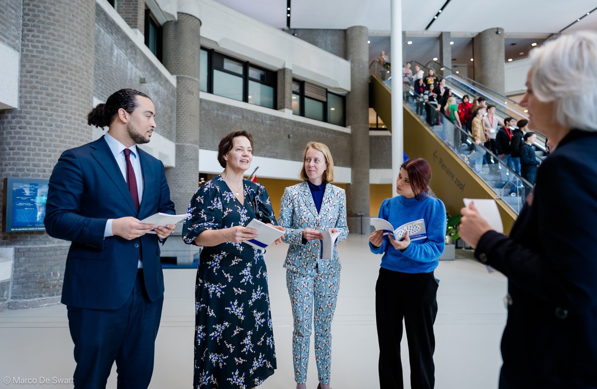 📣Vanmiddag is het rapport over sociale uitsluiting en gezondheidsverschillen overhandigd aan <a href="/DonCeder/">Don Ceder</a>, <a href="/Lisawesterveld/">Lisa Westerveld 🟥</a>, <a href="/JudithTielenVVD/">Judith Tielen</a>  en <a href="/MarijkeSynhaeve/">Marijke Synhaeve</a>  (op de foto) en <a href="/MpanzuBamenga/">Mpanzu Bamenga</a>, <a href="/InesKostic/">Ines Kostić #stemPvdD🌍</a> en <a href="/lientje1967/">Caroline van der Plas</a>.  #WeekVanDeGezondheidsverschillen #NietEvenLangEnGelukkig