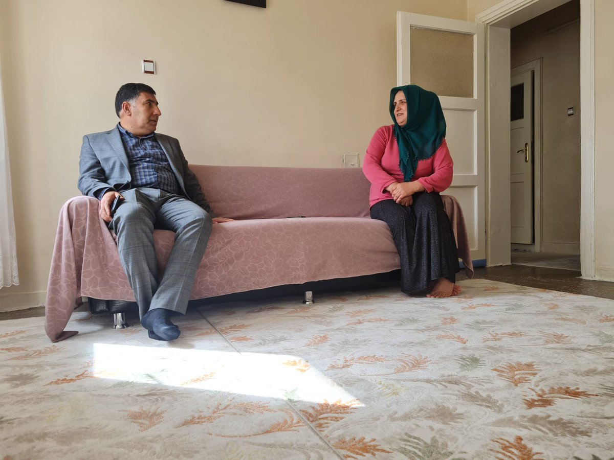 akparti_sur's tweet photo. Her #hanede ayrı bir tebessüm,Her #sokakta ayrı bir muhabbet var.

İlçe Başkanımız Sn.@davutyildiz21;

Sur ilçemizde ikamet eden ailelerimizin evlerine misafir oldu.#YerelSeçimde tam destek istedi. https://t.co/qGSbvPHGXZ